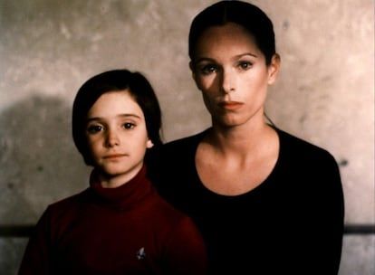 Ana Torrent and Geraldine Chaplin, in 'Cría Cuervos', by Carlos Saura.