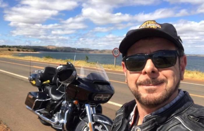 Se estrelló con su motocicleta de alto desplazamiento contra un automóvil.