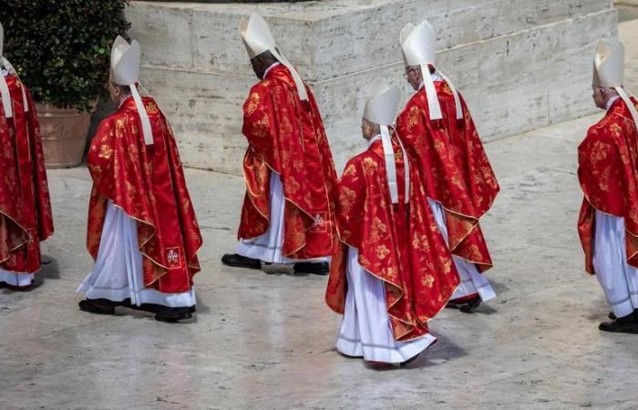 El cardenal Becciu da un paso a un lado -.