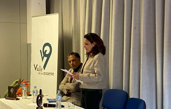Tributo emocional a Pelayo Suárez en la presentación de su nuevo libro sobre el valle de los nueve.