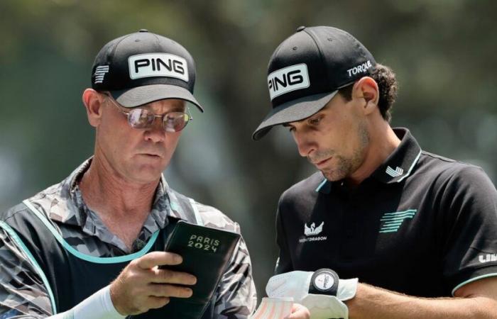 “Mientras continúa en el Golf Liv …”, en la cancha,.