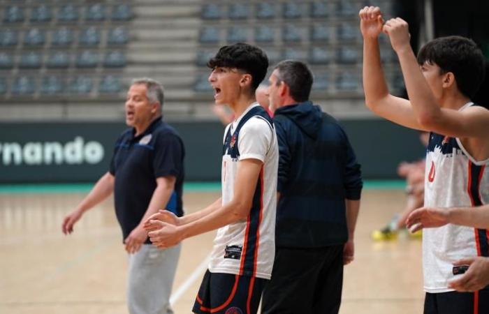 Definió los cuartos de final del cadete de Cadete Male – Cover -.