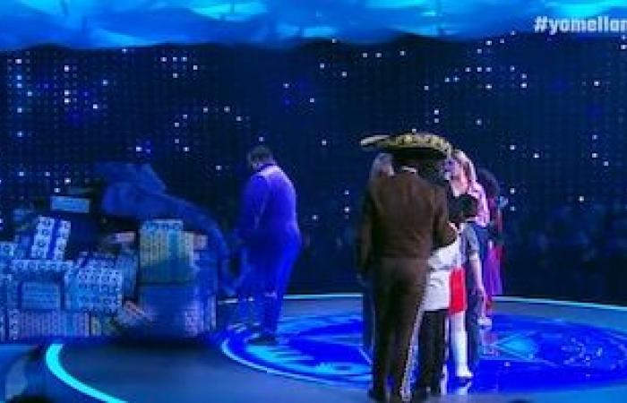 Los padrinos dejaron todo en el escenario para los mini imitadores, pero solo uno tomó los regalos; Esta fue la noche -.