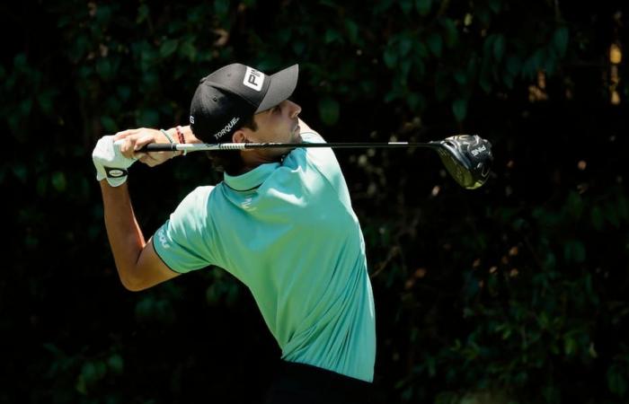 “Mientras continúa en el Golf Liv …”, en la cancha,.