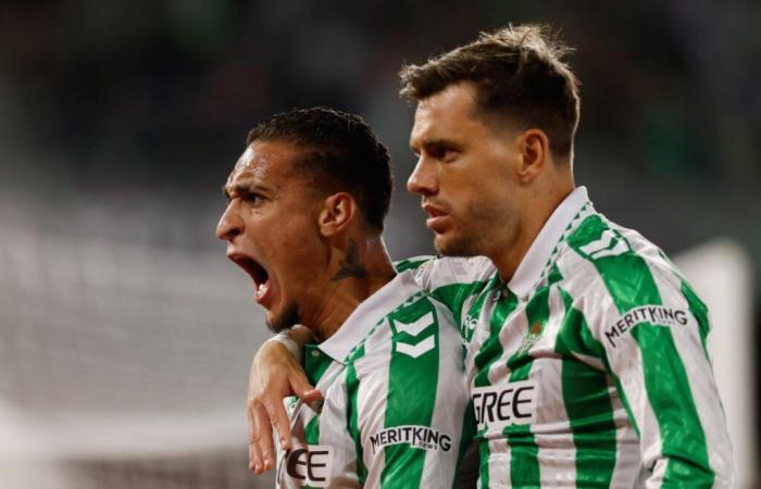 Betis se aprovecha contra una Fiorentina con mucho comercio.