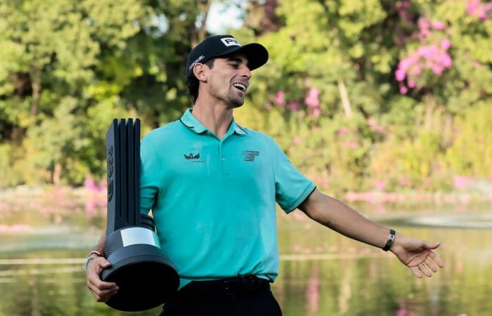 “Mientras continúa en el Golf Liv …”, en la cancha,.