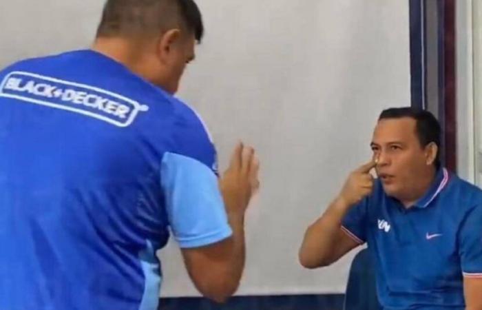 Así es como el entrenador de Junior se enfrentó a un periodista.