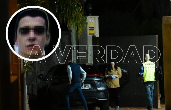 El detenido en Murcia por matar a su madre y lastimando a su pareja los apuñaló en presencia de sus hijos.