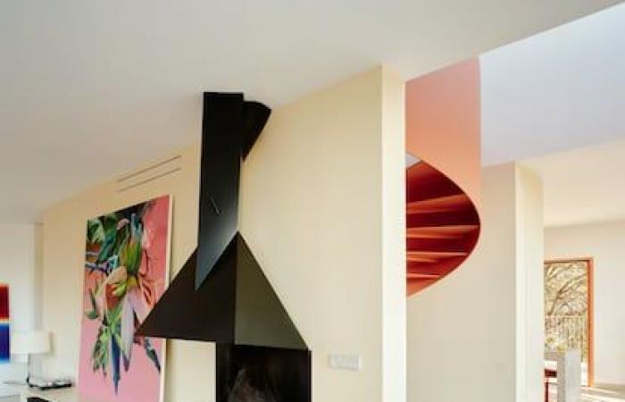 Sin pilares y con la entrada al techo: la casa peculiar que flota muy cerca de Barcelona