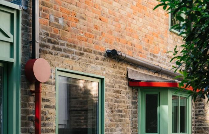 Agregue una terraza acristalada, la solución para modernizar esta casa victoriana y adaptarla a un par de escritores y sus gatos.