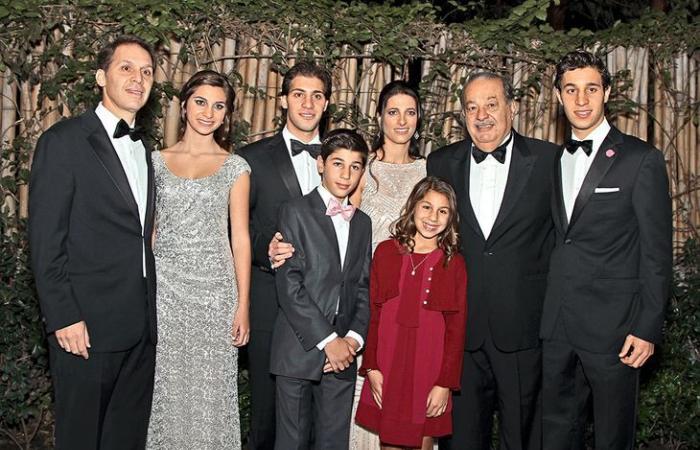 Se graduó de Anahuac, su padre, la ley es Carlos Slim Helú y ahora es uno de los CEO más poderosos de México.