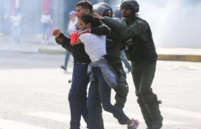 183 Los migrantes venezolanos deportados desde los Estados Unidos llegaron en un segundo vuelo a Maiquetía -.
