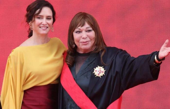 El presidente mira a la moda de Madrid desde una tienda en el vecindario de Fuencarral.