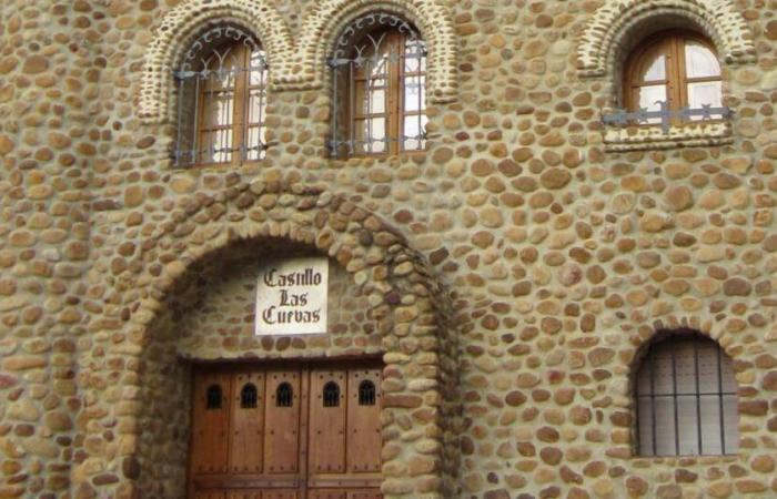 Un vecino construye con este Castle River Stones que puede visitar gratis en Burgos -.