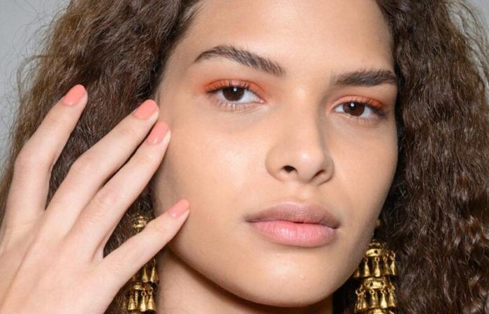 ¿Qué es el Kinesiope facial, las cintas faciales de la moda para rejuvenecer la cara que prometen reemplazar el Botox?