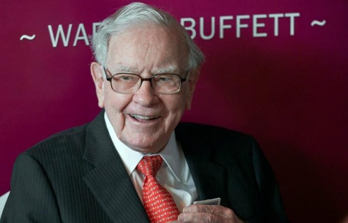 Después de la retirada anunciada de Warren Buffet, las acciones de Berkshire Hathaway caen -.