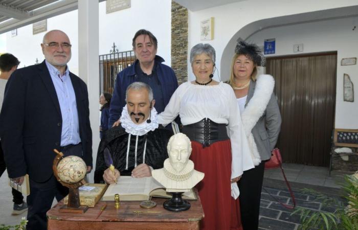 La gente homenaje a Almudena Grandes dedicando un espacio en su biblioteca.