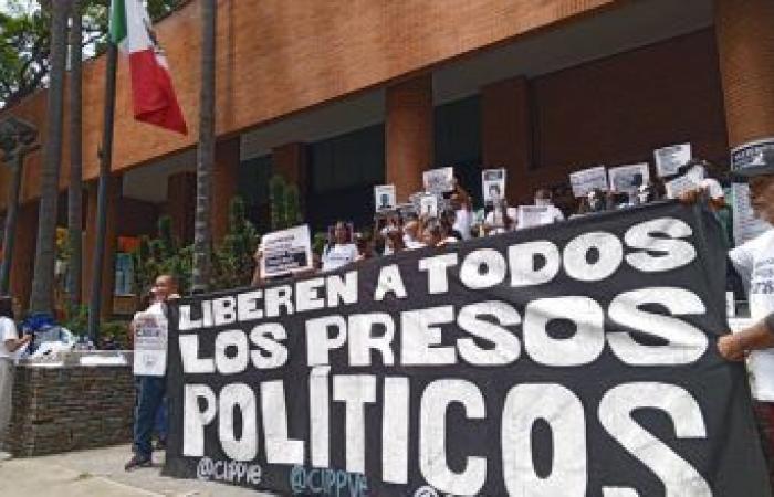 Machado celebra el “rescate épico” de los oponentes de asilo en la Embajada Argentina en Caracas.