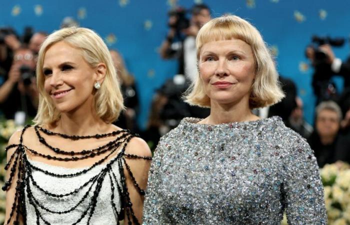 Este era el vestido con 35 quilates de diamantes reciclados con los que Pamela Anderson brillaba en Met Gala 2025 -.
