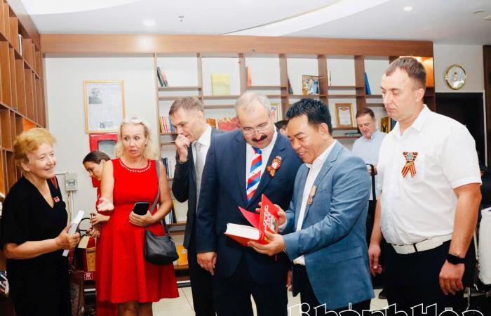 Inauguración de la biblioteca de libros rusos en el Hotel Galina -.