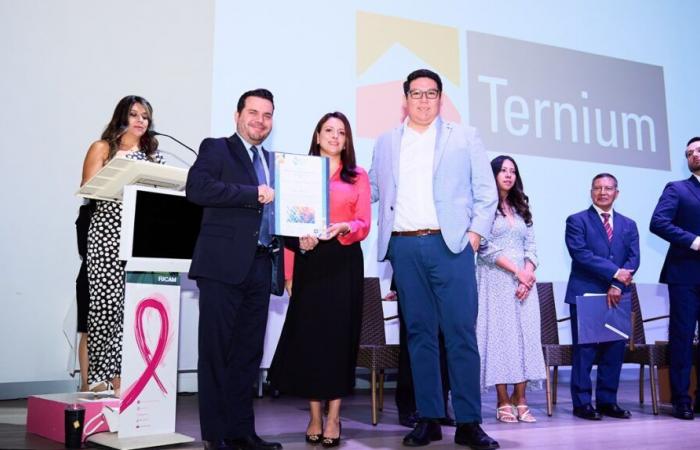 Nova Ternium y los servicios integrales reciben un doble distintivo por su compromiso con la salud y el bien.