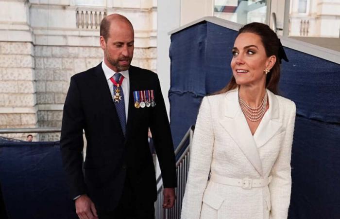 Kate Middleton, espectacular y cariñosa junto a Guillermo con dos piezas blancas y collares y pendientes de perlas.