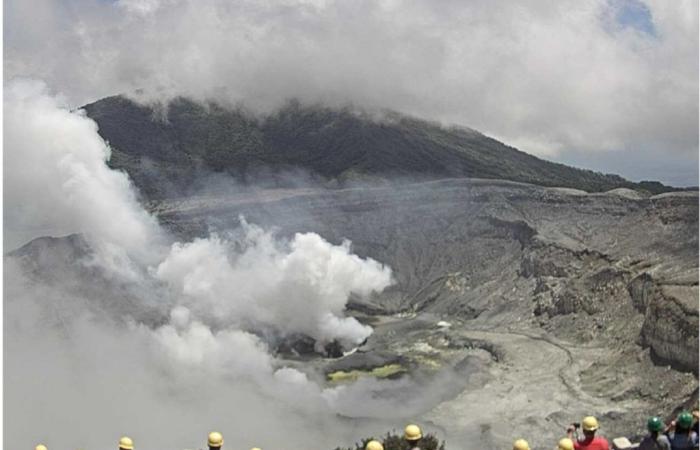 Dos bocas del volcán Poás siguen emanando gas efusivamente, pero disminuyó la salida de ceniza