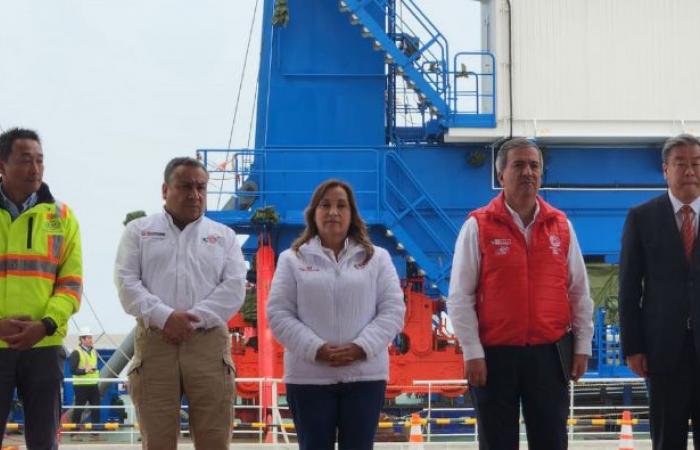 Presidente del Perú participa en ceremonia de recepción de las primeras grúas del Puerto de Chancay