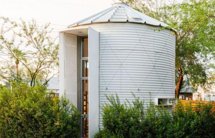 Un antiguo silo reconvertido en una mini casa circular de 30 metros cuadrados con dos plantas y un pequeño jardín.