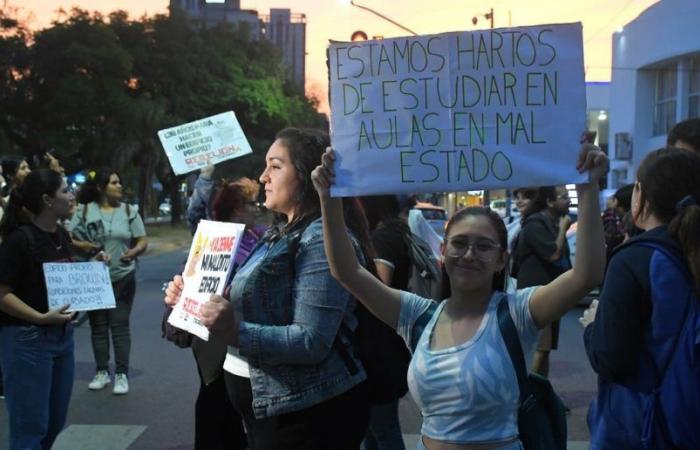 Nueva protesta de estudiantes del Instituto Brown de Santa Fe por condiciones de construcción