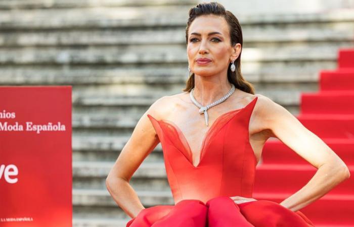 Nieves Álvarez pasea por Madrid con impresionante vestido rojo con más de 5 metros de cola