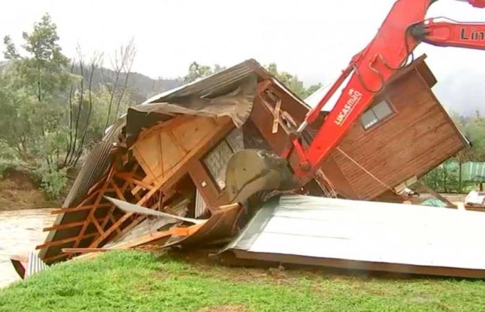 Destruyen casa que estuvo a punto de caer al estero en Quillón por fuertes lluvias