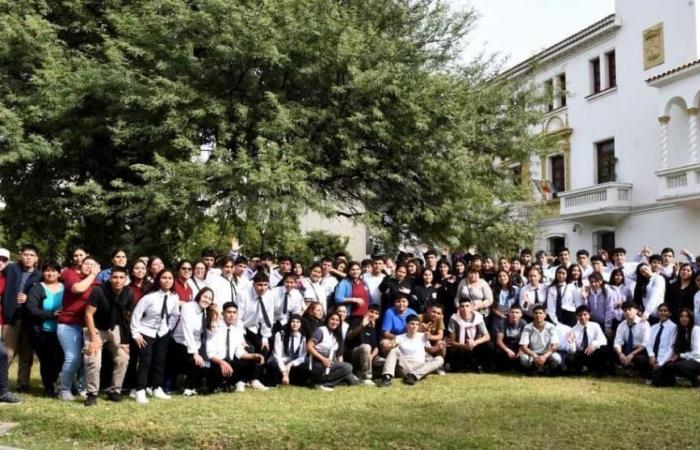 Gobernador Zamora recibió en Casa de Gobierno a estudiantes de Aguirre, Avellaneda y Mitre – El Tribuno Web – .