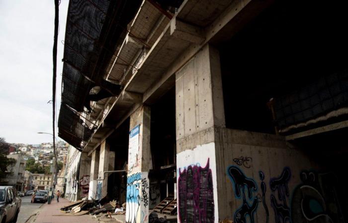 Municipio busca declarar como “abandonado” edificio de la calle Freire frente al Parque Italia