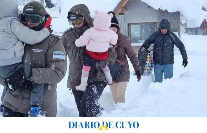 rescataron a tres familias que quedaron varadas por la fuerte tormenta de nieve