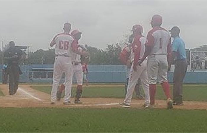 Huracanes le dan a Tigres un súper nocaut en el béisbol cubano – Periódico Invasor – .