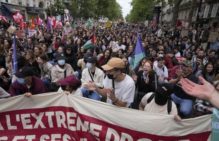 Tras el terremoto político, decenas de miles de personas se manifestaron contra la extrema derecha en Francia