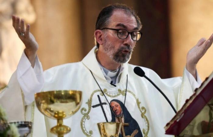 Mons. Carrara pidió disculpas por los cánticos contra el gobierno en una misa