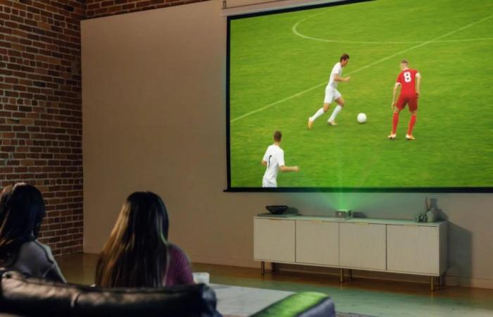 El mini proyector láser tendrá una pantalla gigantesca de 120 pulgadas donde podrás ver la Eurocopa a lo grande.