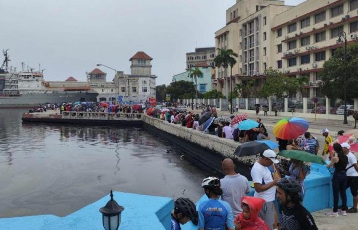 Cientos de cubanos hacen cola para visitar fragata y submarino rusos en La Habana