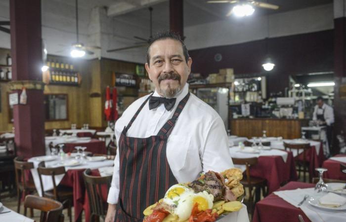 En San Telmo, el restaurante de los años 30 con ambiente y camareros de “antes”, carnes a la brasa y guisos suculentos – .