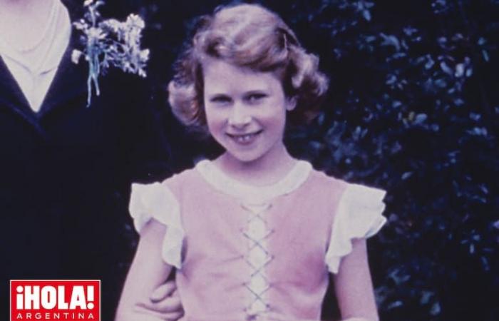 La reina Isabel II. Los vestidos de infancia de ella y su hermana, la princesa Margarita, están en subasta.