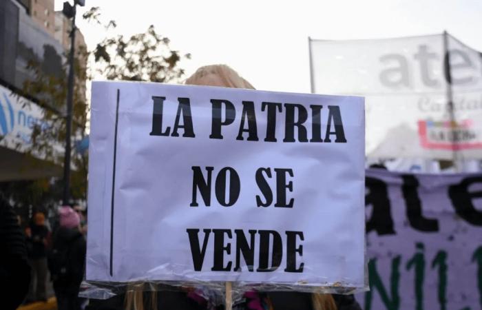 Trabajadores estatales de Neuquén amenazan con hacer huelga si les descuentan los días de reclamo contra la Ley de Bases