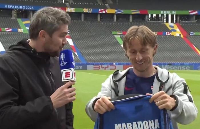 Luka Modric contradijo a Mbappé sobre su frase de la Eurocopa y quedó deslumbrado cuando le regalaron una camiseta de Maradona