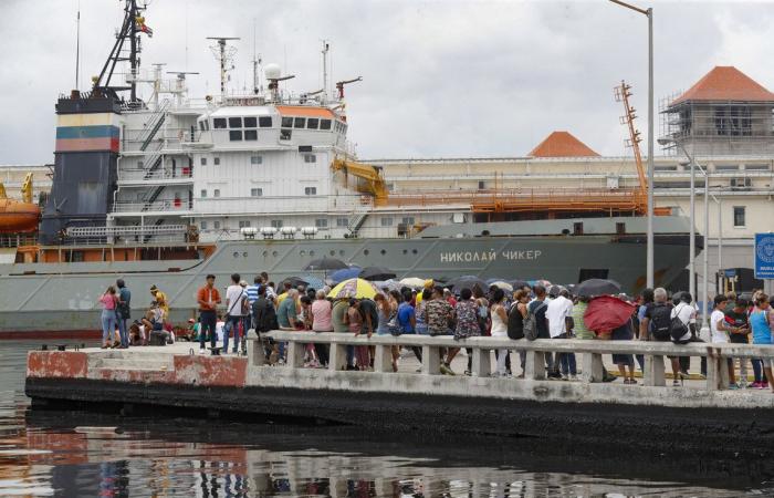 Buque militar venezolano llega a Santiago, mientras habaneros hacen cola para ver a la fragata rusa