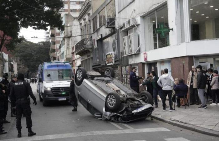 Choque y vuelco de un auto en Entre Ríos y Pellegrini