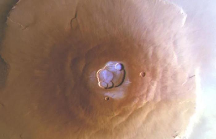 Descubren escarcha en algunos volcanes de Marte