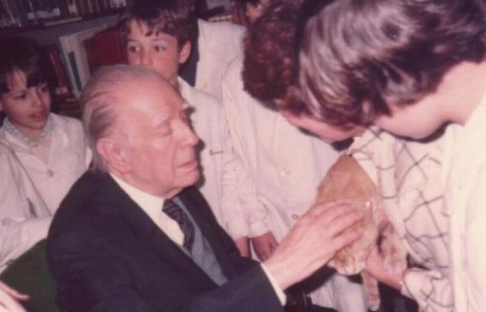Cuando Borges dio una charla y acarició a un gato en Villa Sarmiento