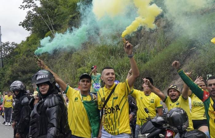 Un río humano recibe a Bucaramanga con su primera copa de liga de fútbol en Colombia