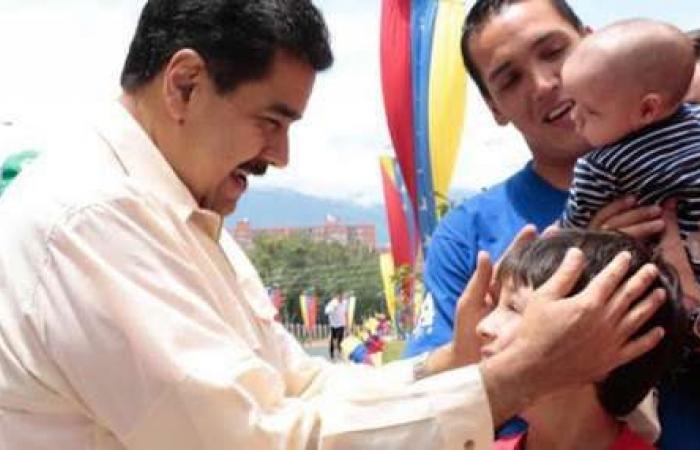 Maduro felicita a los padres por su día